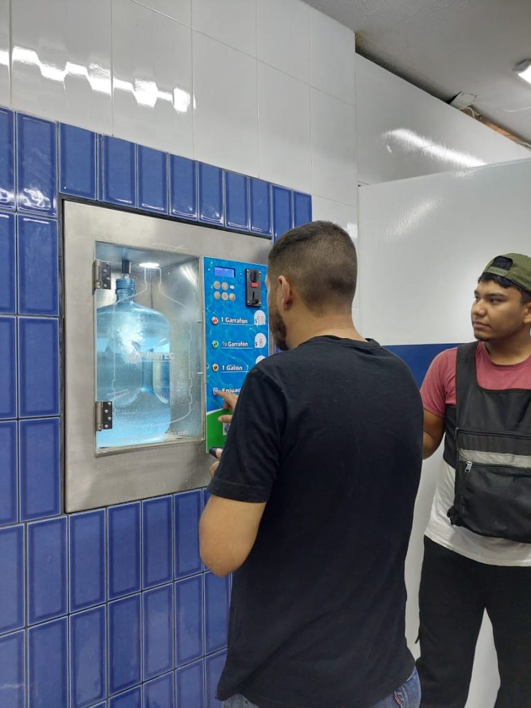 llenando garrafón en vending de agua